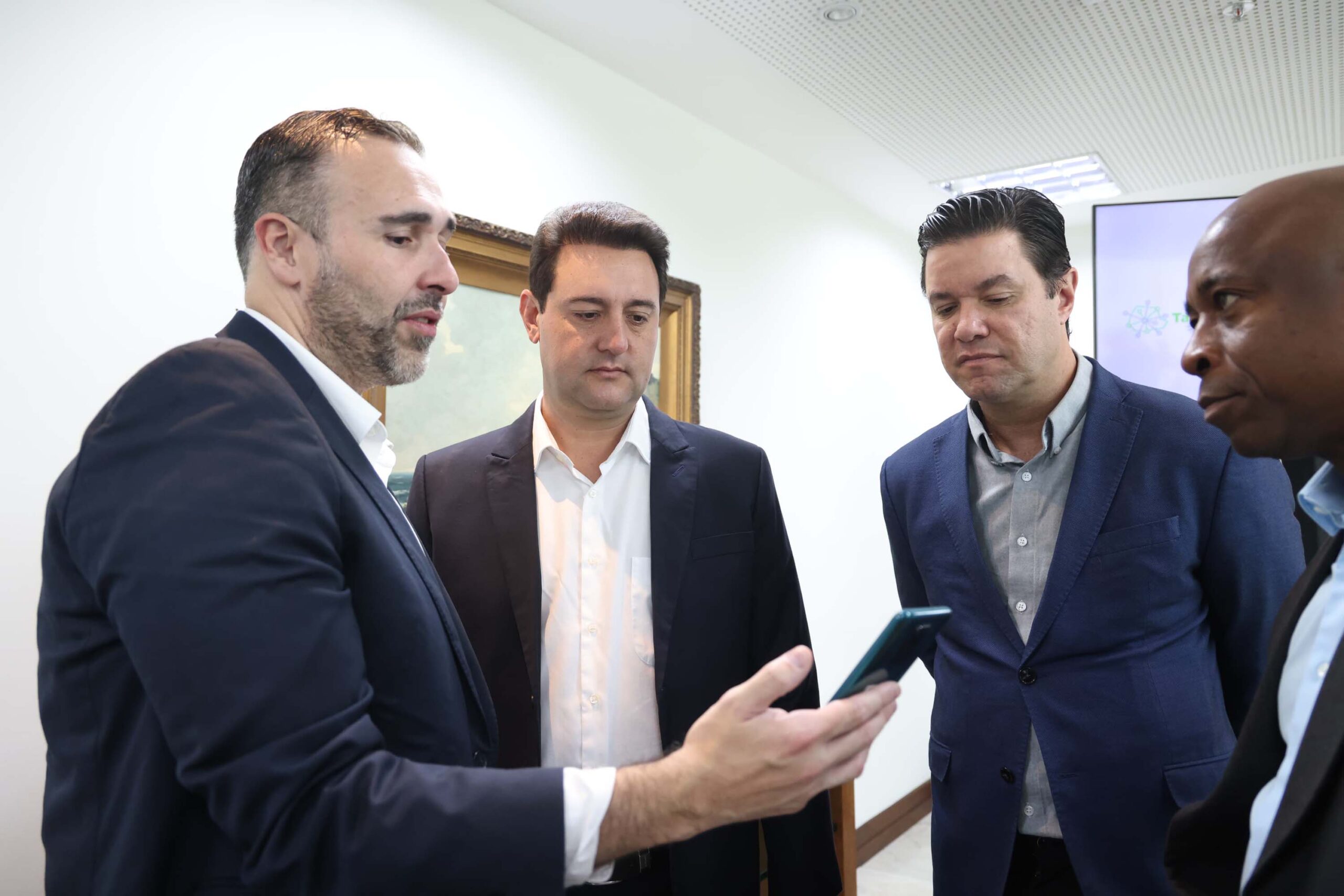 Com IA para facilitar renovação da CNH, Paraná anuncia pacote de serviços com Google