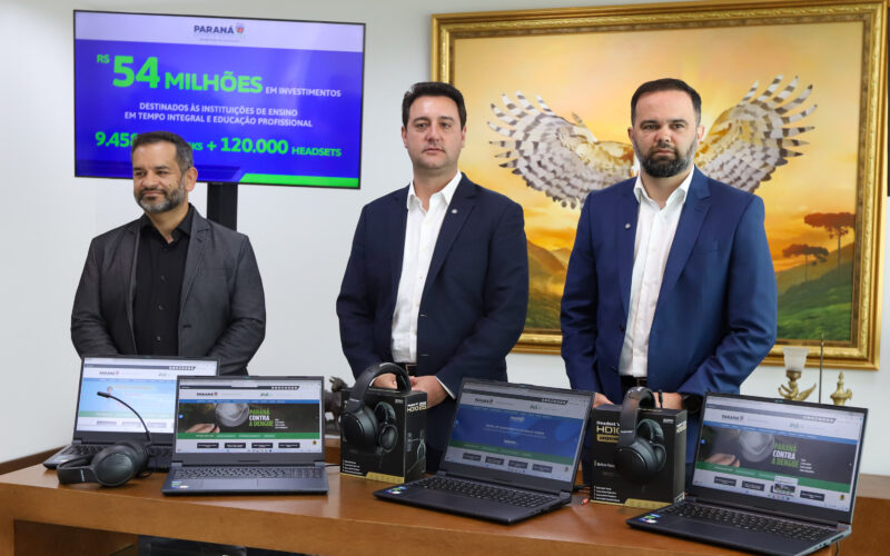 Governo entrega mais de 9 mil notebooks e 119 mil headsets para escolas estaduais