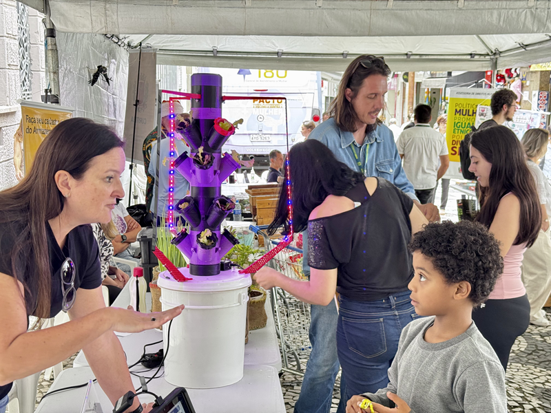 Coral, pintura, ações educativas e flash mob animam curitibinhas e curitibanos em feira no Centro