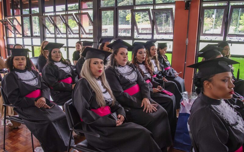 Curitiba celebra o sucesso do programa Empreendedoras da Beleza com formatura de 30 mulheres