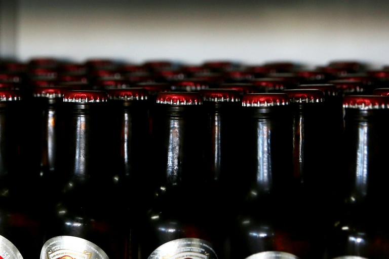 Em Curitiba, mercados e bares serão obrigados a recolher long necks vazias