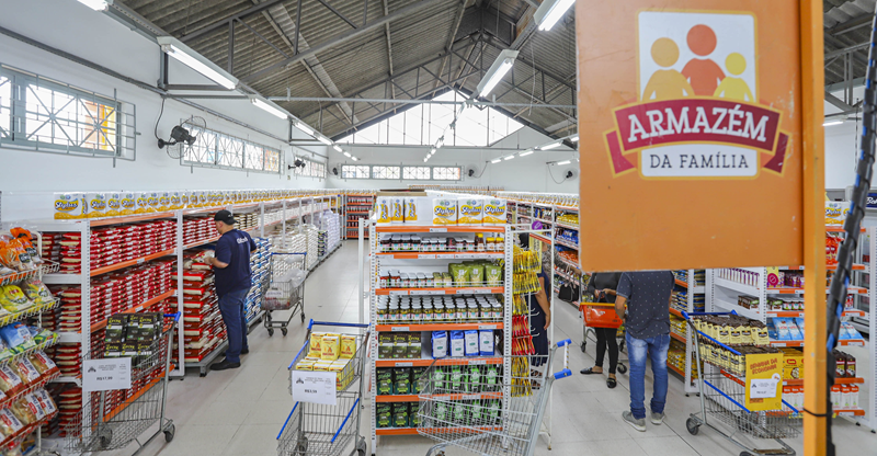 Semana da Economia nos Armazéns da Família de Curitiba traz frango congelado e leite ainda mais barato