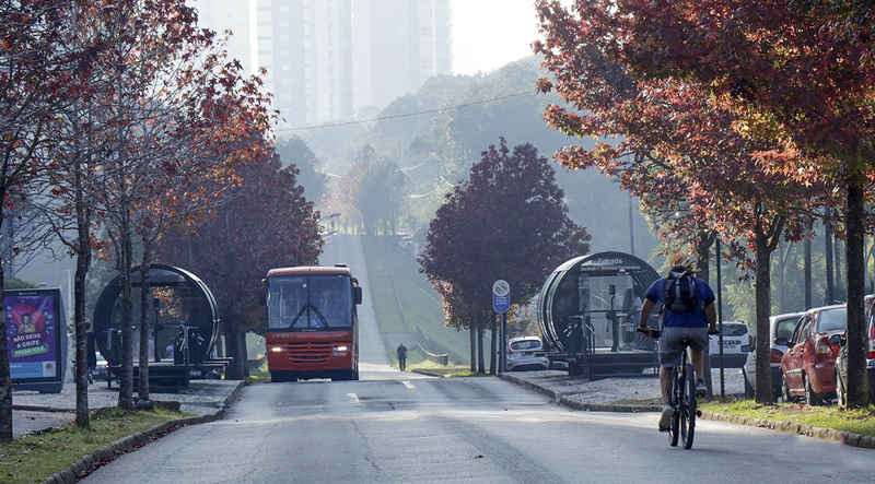 Prefeitura alerta para conduta perigosa de pedestres e ciclistas em espaços de circulação de ônibus