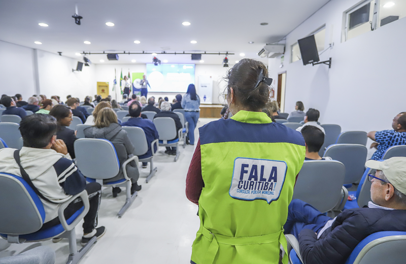 Canais para os moradores cuidarem da cidade, Fala Curitiba e 156 têm finalidades diferentes