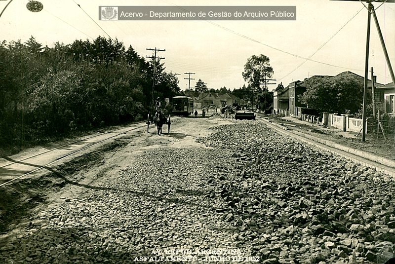 Arquivo Público mostra pavimentação da República Argentina em série de imagens da Curitiba de antigamente