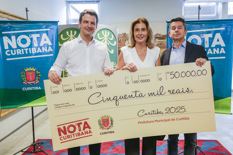 Prefeito entrega R$ 320 mil em prêmios do Nota Curitibana