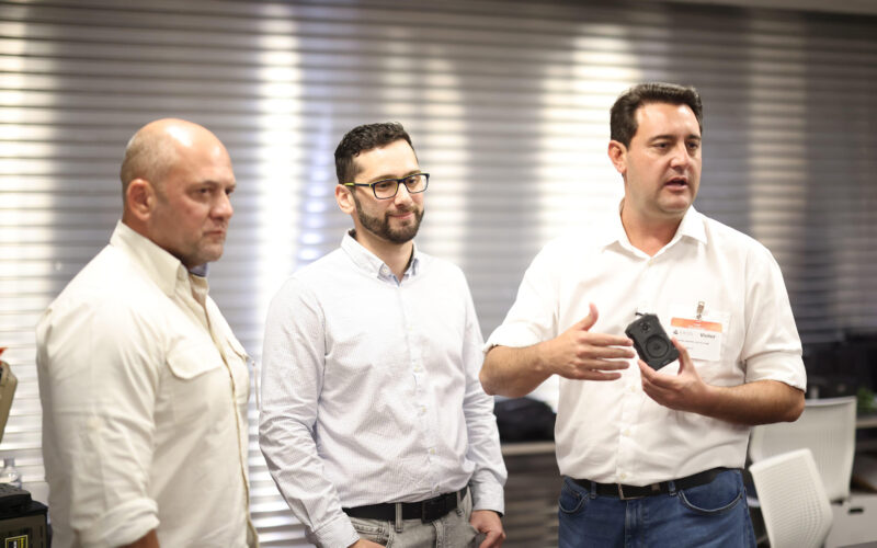 Ratinho Junior anuncia novo teste com câmeras corporais com tradução simultânea na PM