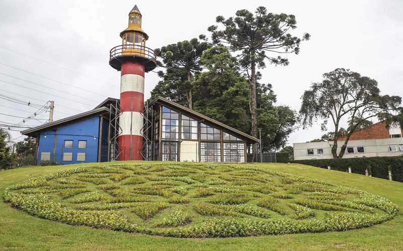 Faróis do Saber de Curitiba têm piquenique literário, brincadeiras de roda e chá com poesia em maio