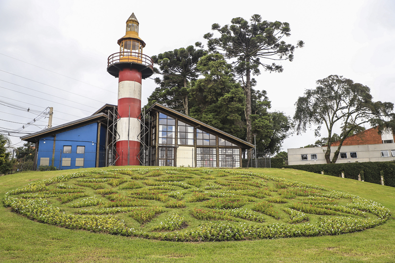 Faróis do Saber de Curitiba têm piquenique literário, brincadeiras de roda e chá com poesia em maio