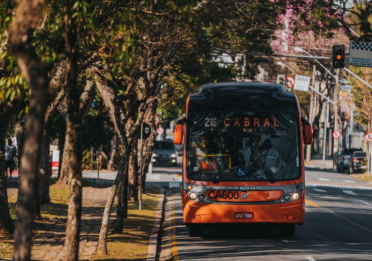 Risco à vida, multa e educação: rabeira em ônibus mobiliza vereadores de Curitiba