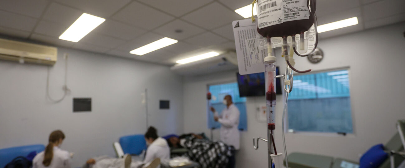 Estado oferece tratamento e rede de apoio a pessoas com doença rara do sangue