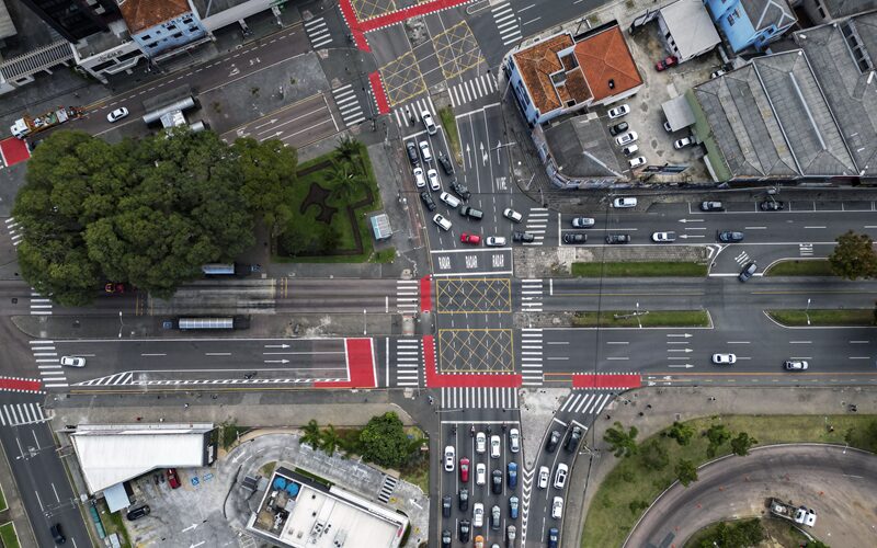 Prefeitura de Curitiba investe na instalação e revitalização das yellow boxes, fundamentais para a organização do trânsito