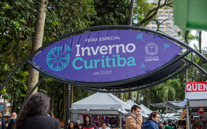 Feira de Inverno da Praça Osório leva o público para se aquecer com quentão e pinhão