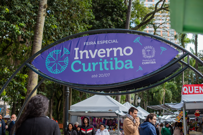 Feira de Inverno da Praça Osório leva o público para se aquecer com quentão e pinhão