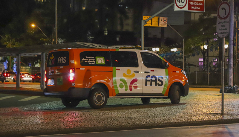 Frente fria faz Curitiba intensificar acolhimento a pessoas em situação de rua