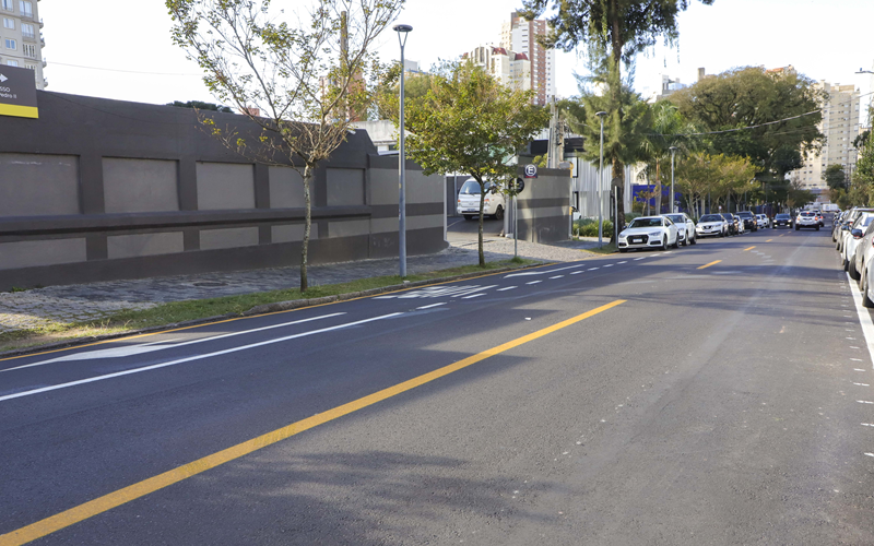 Obras de fresa e recape dão um novo visual e mais conforto para ruas de Curitiba