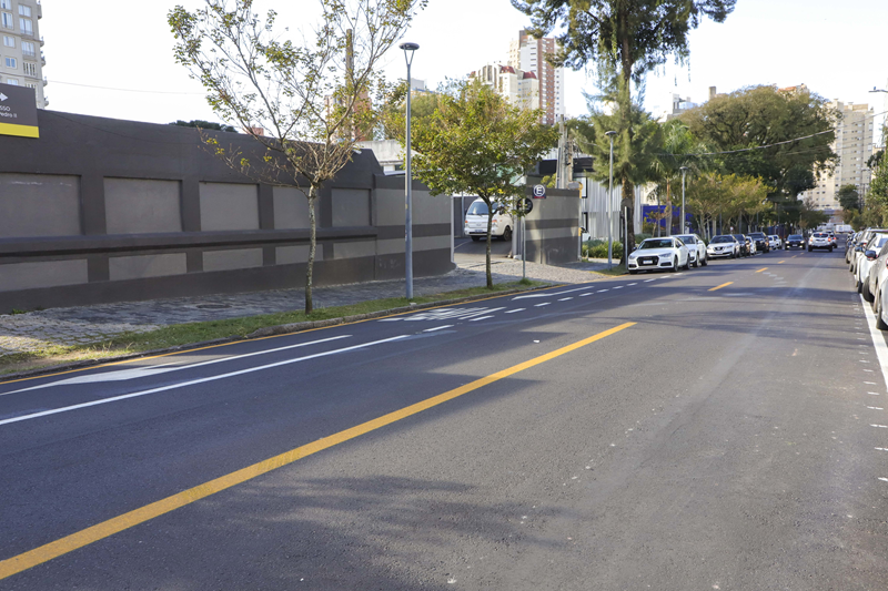 Obras de fresa e recape dão um novo visual e mais conforto para ruas de Curitiba