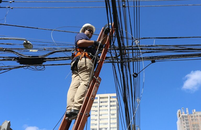 Cabos, troca de poste e iluminação: Câmara de Curitiba fez 340 pedidos à Copel