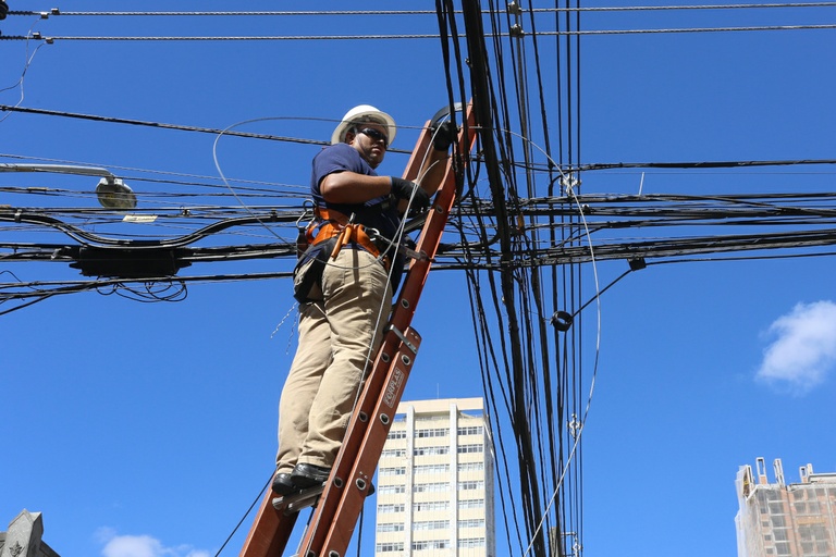 Cabos, troca de poste e iluminação: Câmara de Curitiba fez 340 pedidos à Copel