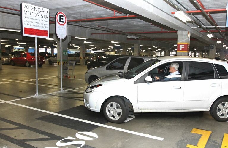 Projeto dá tempo extra para saída de estacionamentos em shoppings