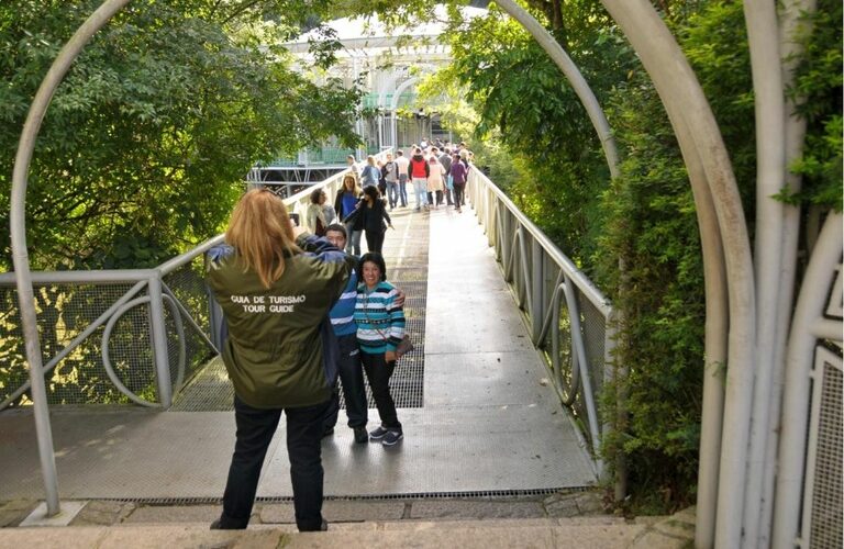 Turismo em Curitiba: projeto exige guia credenciado em excursões