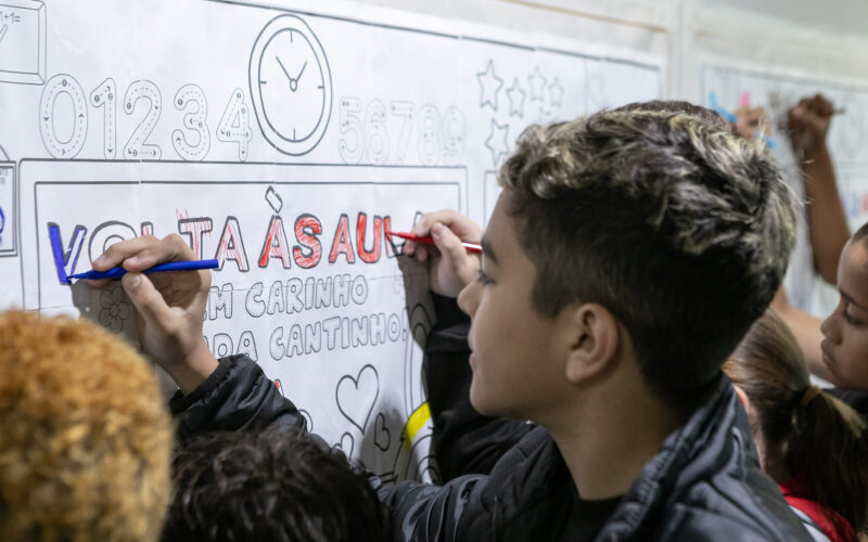 Com mais professores e novidades, 1 milhão de alunos voltam às aulas no Paraná