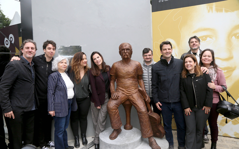 Escultura de Paulo Leminski na Rua da Música reforça o legado cultural de Curitiba