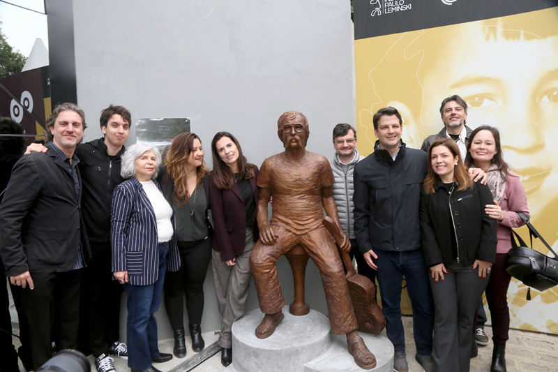 Escultura de Paulo Leminski na Rua da Música reforça o legado cultural de Curitiba