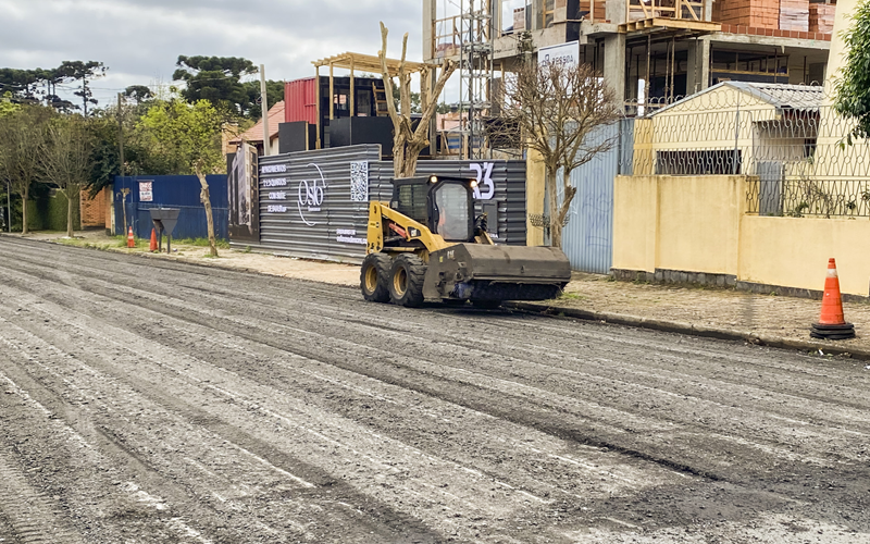 Prefeitura recupera pavimento em 540 metros de rua do Santa Quitéria
