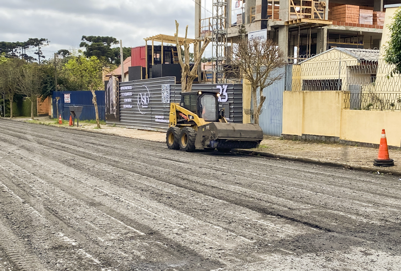 Prefeitura recupera pavimento em 540 metros de rua do Santa Quitéria