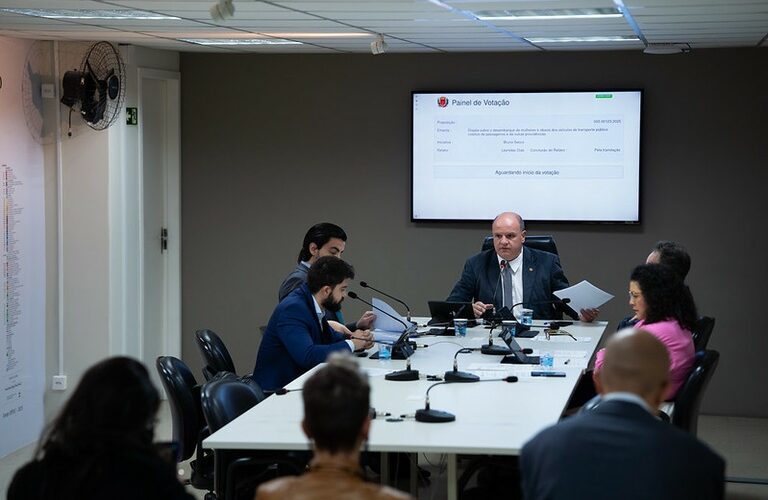 Antecedentes para professores já pode ser votado em plenário