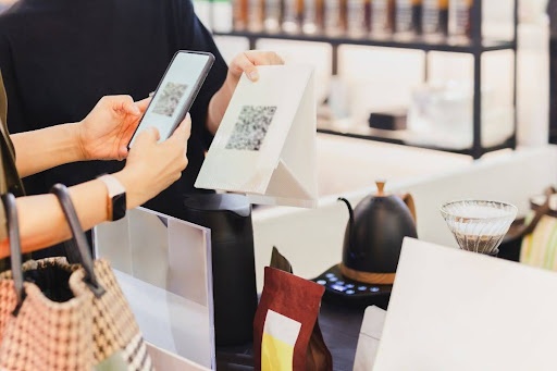 Só no QR Code? Vereador quer garantir outros meios de acesso a cardápios