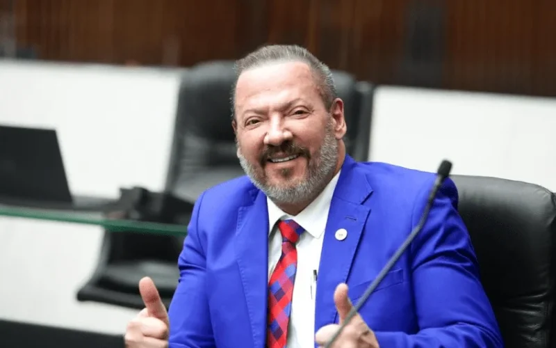 Deputado Gilberto Ribeiro garante recursos para pavimentar ruas de Almirante Tamandaré