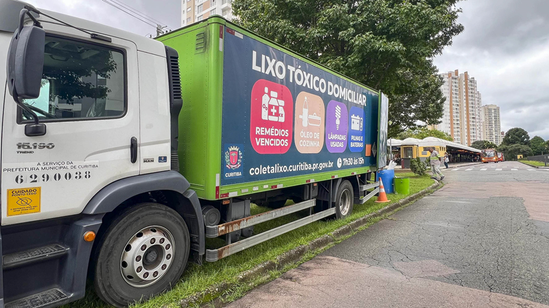 Veja onde trocar recicláveis por alimentos nesta terça-feira em Curitiba