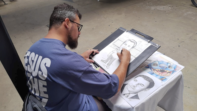 Curso ensina técnica de desenho artístico na Rua da Cidadania do Fazendinha
