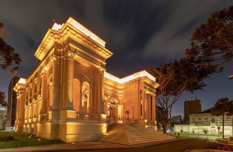 Palácio iluminado: prevenção ao suicídio é um dos temas de setembro