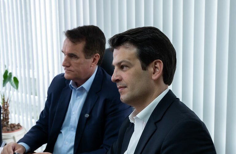 Eduardo Pimentel é 1º prefeito a entregar LOA à Câmara de Curitiba em 20 anos