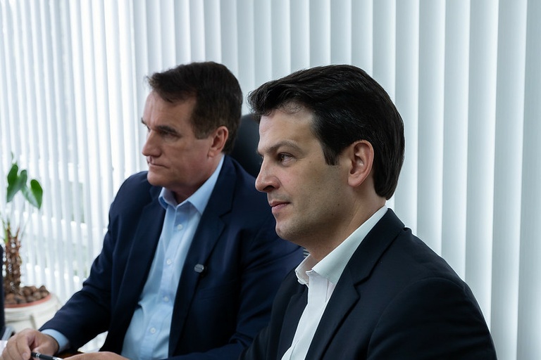 Eduardo Pimentel é 1º prefeito a entregar LOA à Câmara de Curitiba em 20 anos
