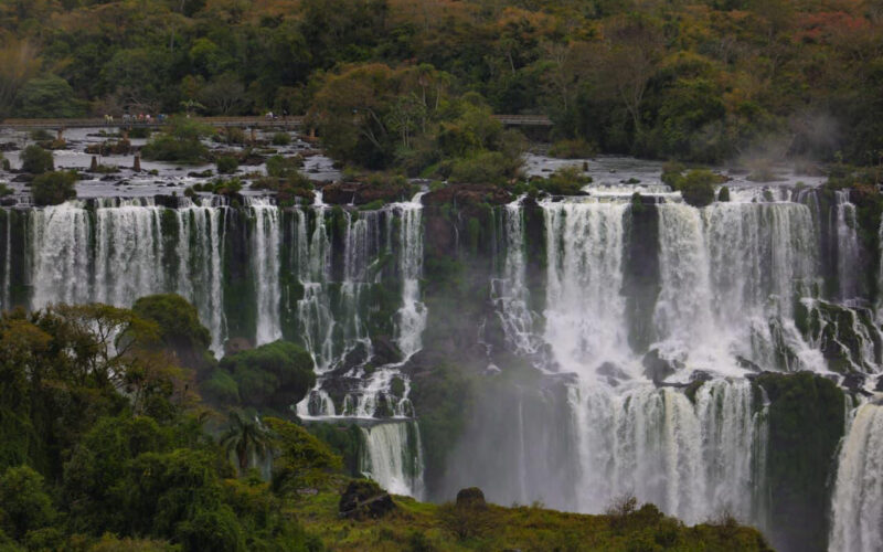 Foz do Iguaçu recebeu 3,3 milhões de turistas em seus principais atrativos em 2025