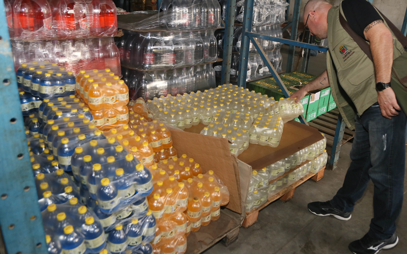 Vigilância Sanitária e Polícia Civil fiscalizam distribuidora suspeita de venda de bebida adulterada