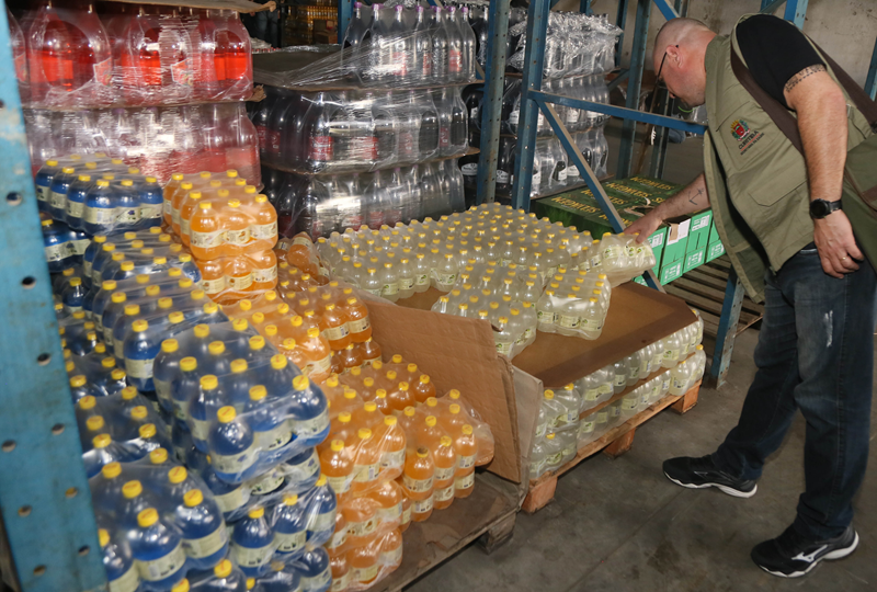 Vigilância Sanitária e Polícia Civil fiscalizam distribuidora suspeita de venda de bebida adulterada