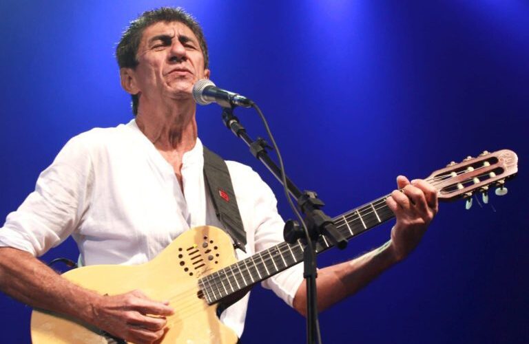 Fagner celebra 50 anos de carreira com show no Guairão neste sábado