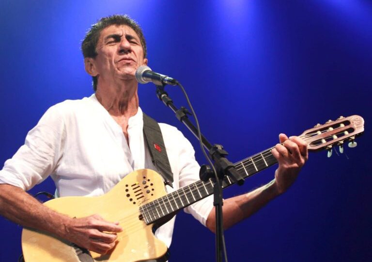 Fagner celebra 50 anos de carreira com show no Guairão neste sábado