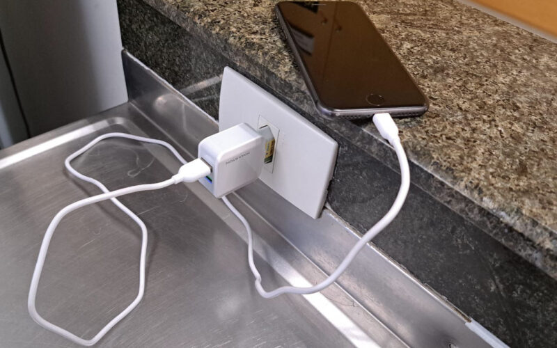 Corpo de Bombeiros alerta para riscos de acidentes com carregadores de celular