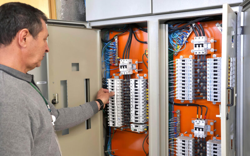 Corpo de Bombeiros alerta para riscos de choques elétricos e orienta sobre segurança