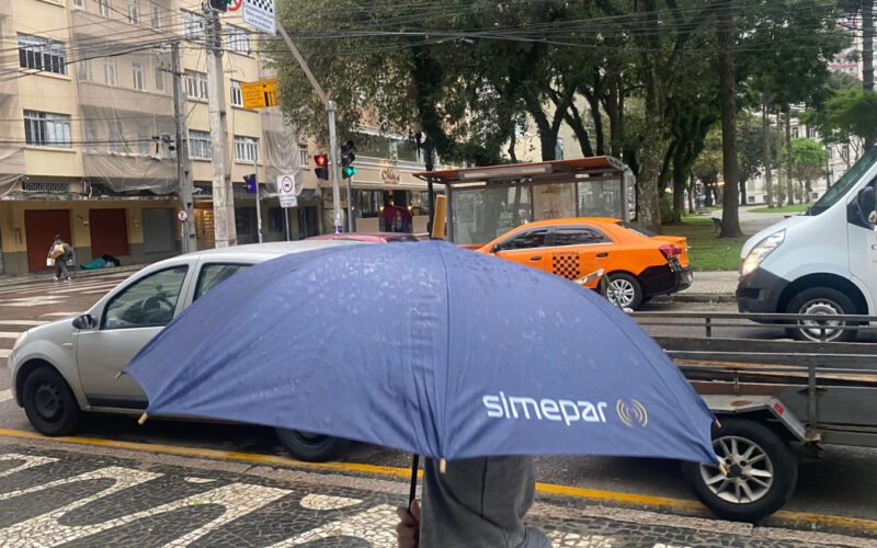 Frente fria e sistema de baixa pressão deixam a semana chuvosa no Paraná