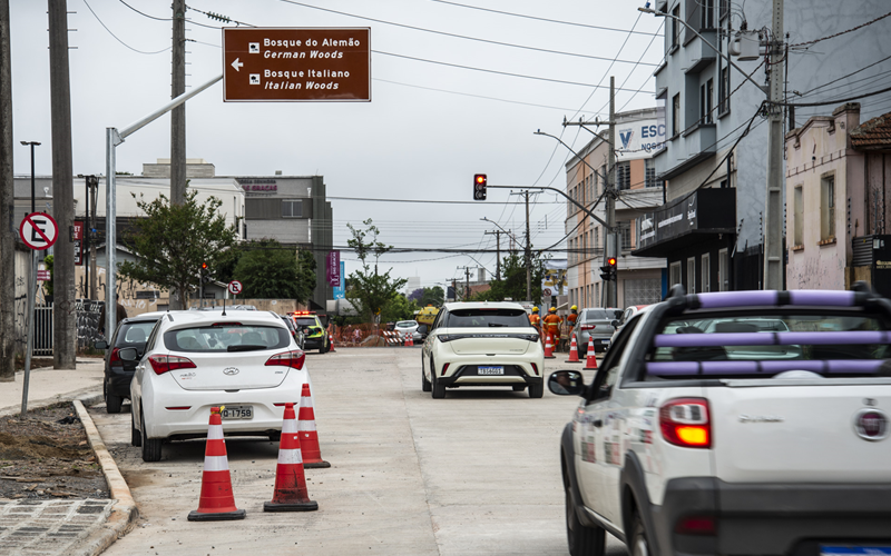 Ruas nas Mercês terão alterações de trânsito e região ganha dois novos semáforos
