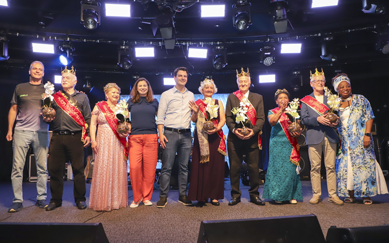 Prefeito prestigia Baile da Pessoa Idosa com coroação dos reis e rainhas 60+ e 75+