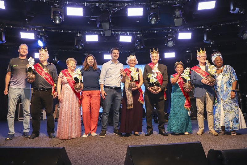 Prefeito prestigia Baile da Pessoa Idosa com coroação dos reis e rainhas 60+ e 75+