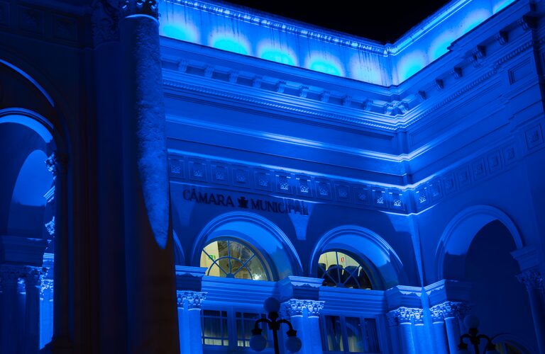 Câmara de Curitiba se ilumina em homenagem ao Novembro Azul